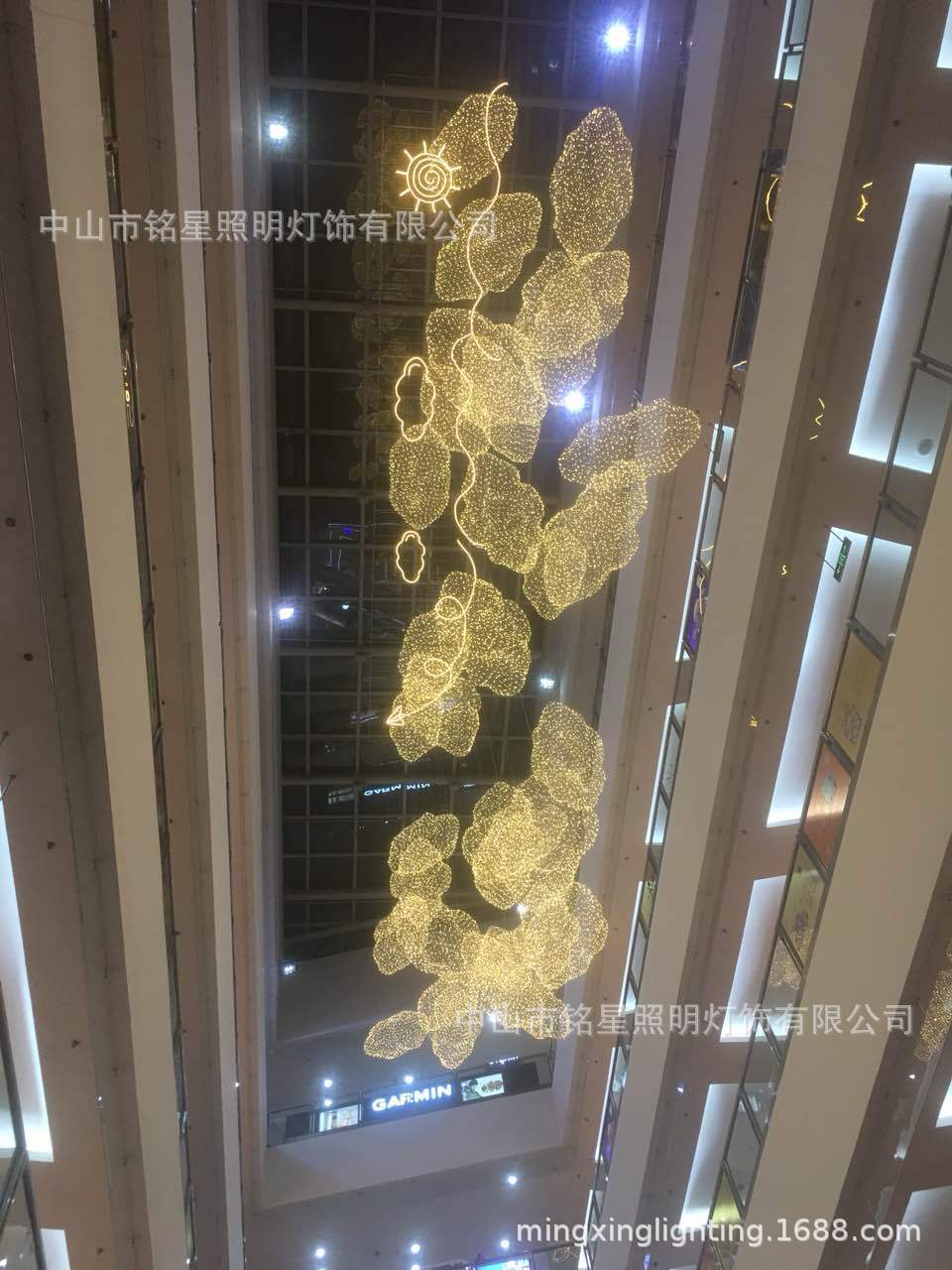 大型商场中庭设计铁丝网LED云朵雕塑商业美陈铁艺云朵灯中厅吊饰示例图8