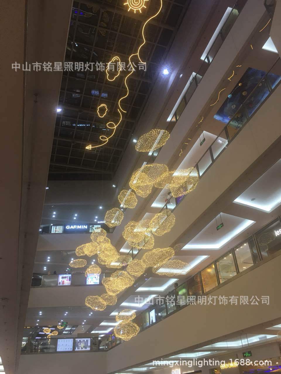 大型商场中庭设计铁丝网LED云朵雕塑商业美陈铁艺云朵灯中厅吊饰示例图14