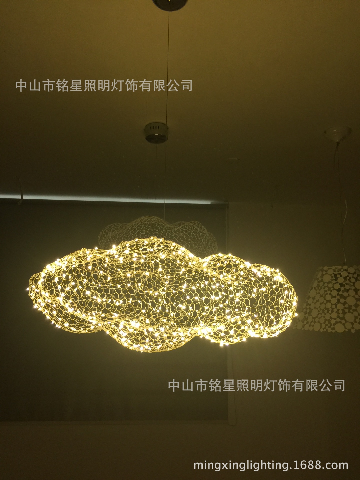 专业生产云朵灯厂家大型铁艺云朵吊灯定制20米镂空金属网云灯直销示例图27