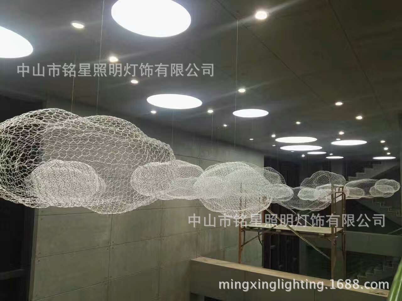 大型商场中庭设计铁丝网LED云朵雕塑商业美陈铁艺云朵灯中厅吊饰示例图35