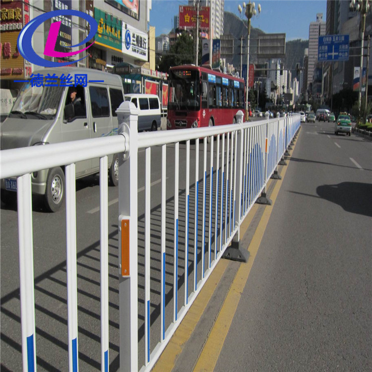 城市交通喷塑钢护栏网 机动与非机动隔离栏 临时移动市政护栏示例图8