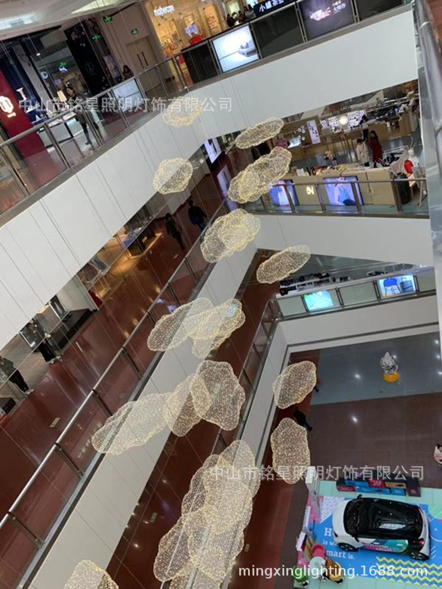 大型商场中庭设计铁丝网LED云朵雕塑商业美陈铁艺云朵灯中厅吊饰示例图2