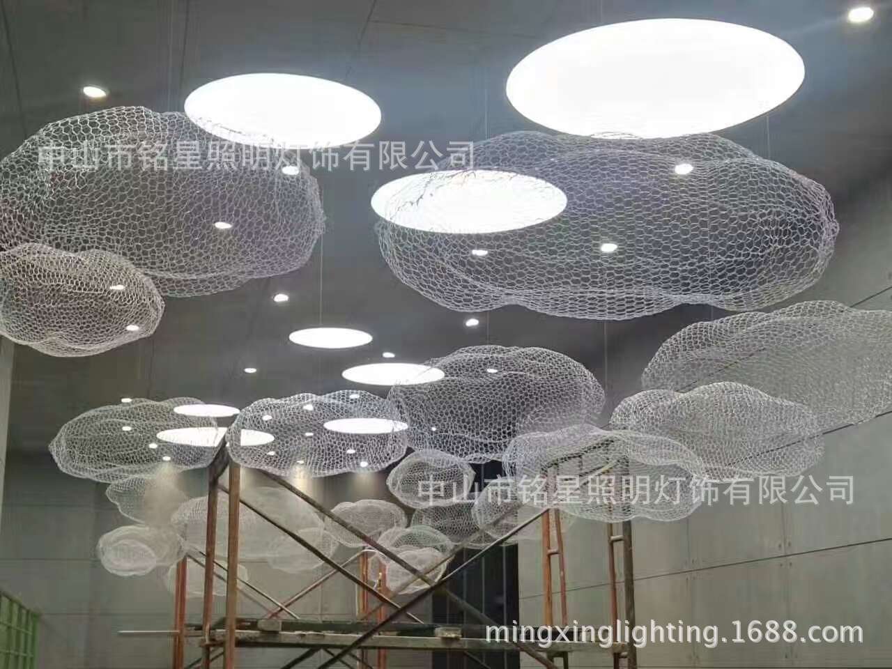 大型商场中庭设计铁丝网LED云朵雕塑商业美陈铁艺云朵灯中厅吊饰示例图34