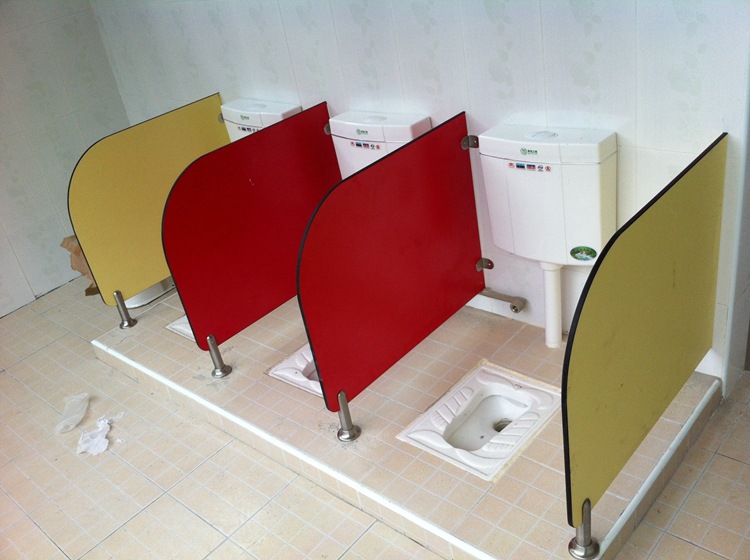 济南厂家幼儿园卡通设计防水防潮厕所隔断隔板门公共卫生间隔断门示例图5