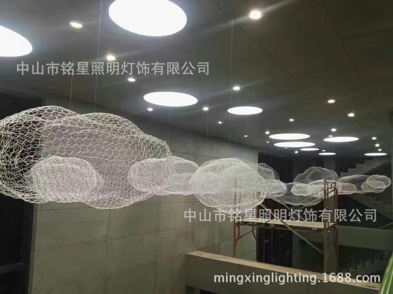 大型商场中庭设计铁丝网LED云朵雕塑商业美陈铁艺云朵灯中厅吊饰示例图33