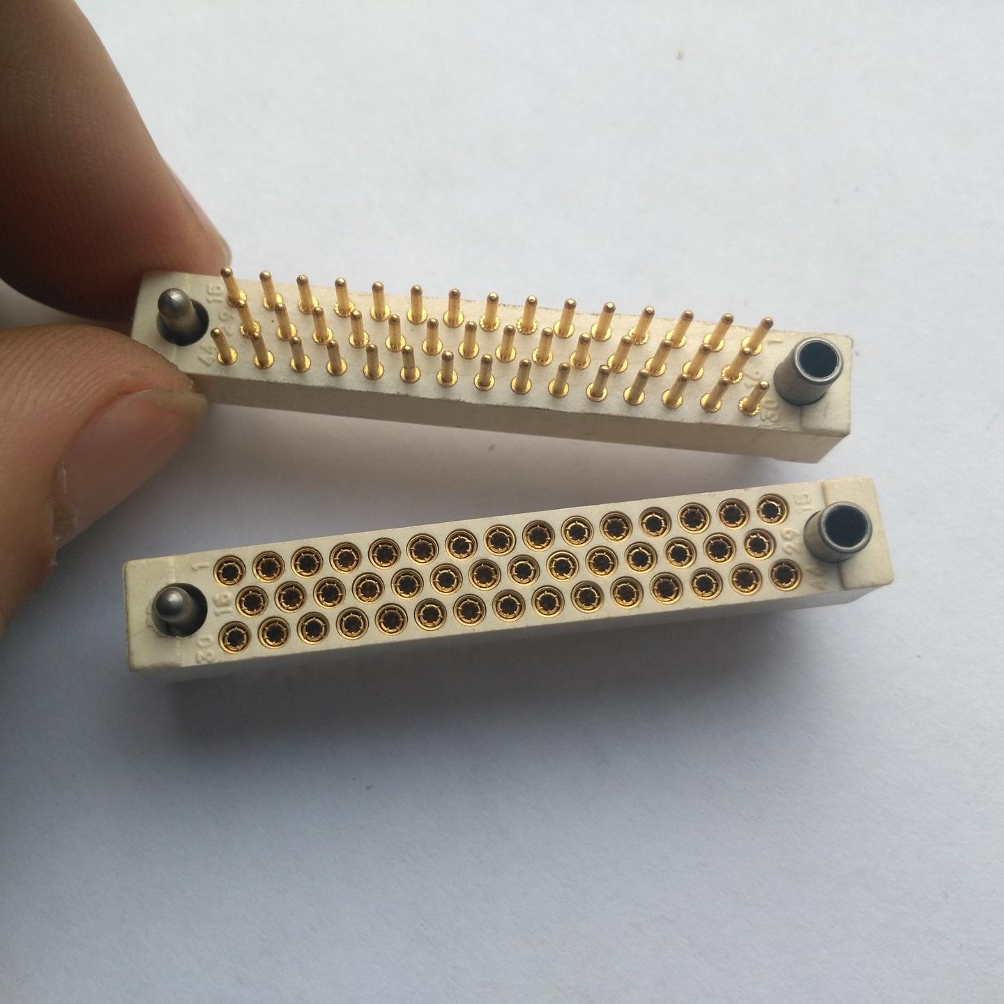 44线簧印制板连接器 生产批发 东普电子   带螺钉锁紧   插拔柔和   耐高温 可达  260℃