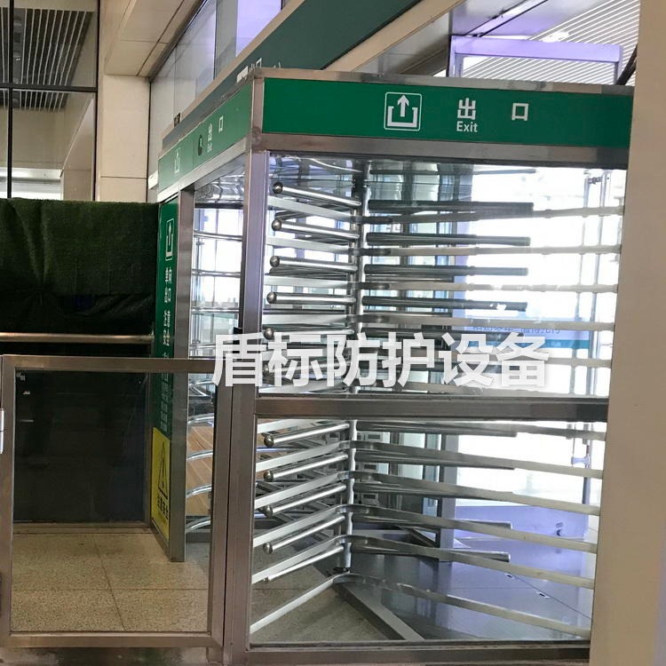 郑州焦作高铁站出口梳状单向门不锈钢手动全高旋转门止进通道人行拦杆道闸