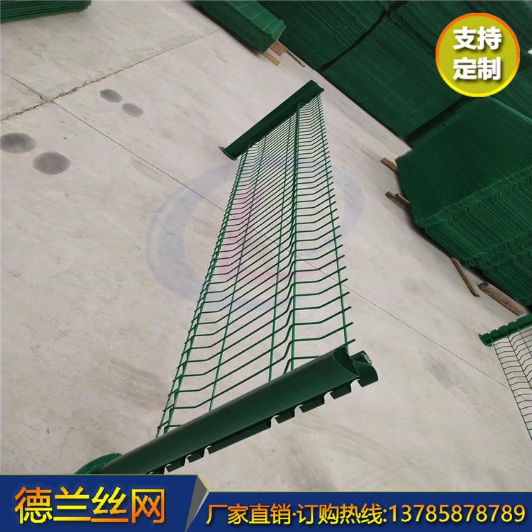 桃型柱护栏网 厂区小区护栏网 浸塑低碳钢丝防护网 德兰供应