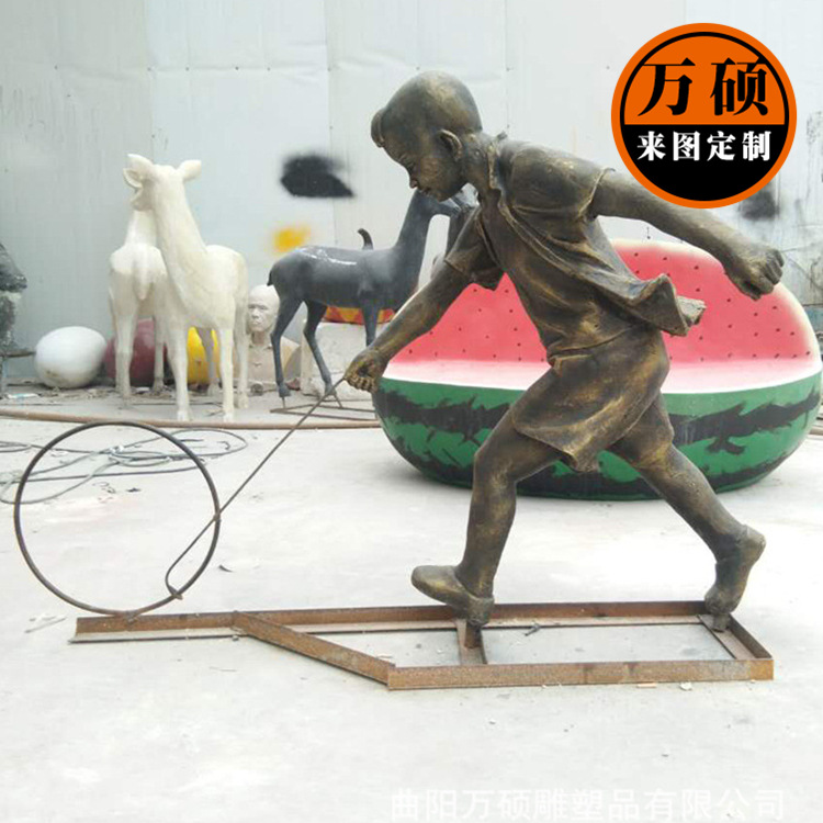 玻璃钢复古仿铜雕塑现代人物小孩玩耍铁环童趣步行街商业街雕塑示例图2