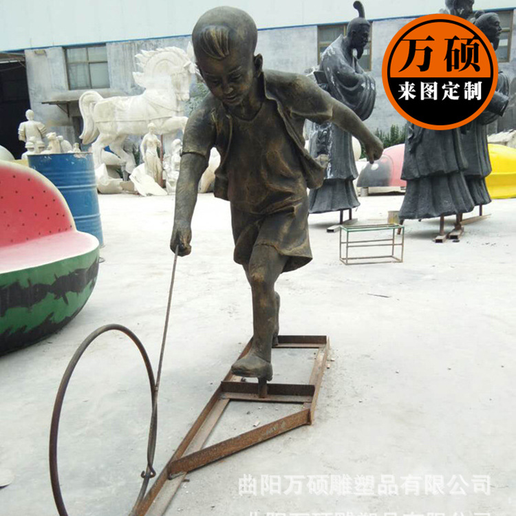 玻璃钢复古仿铜雕塑现代人物小孩玩耍铁环童趣步行街商业街雕塑示例图6
