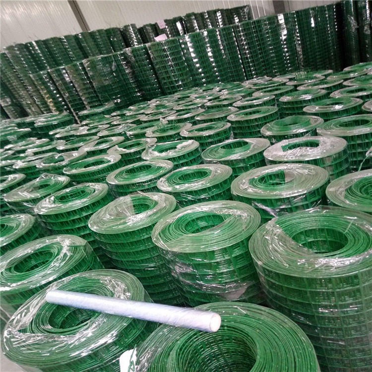 迅鹰绿化带隔离网厂家   树林防护围网现货   安阳绿色铁丝网焊接网图片
