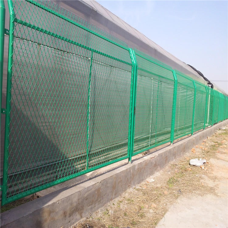 钢板网护栏 绿色铁丝网围栏 涂塑焊接网围栏价格