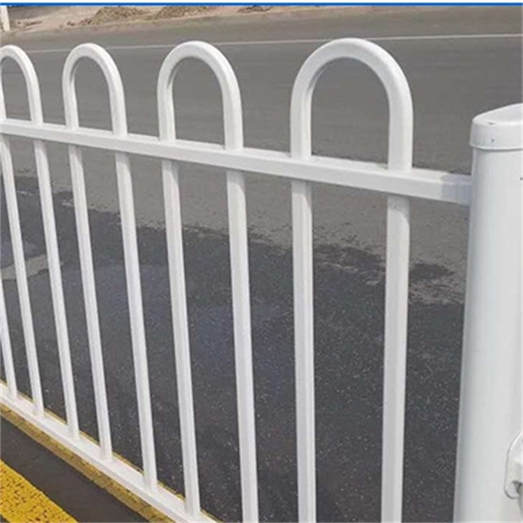 京式道路护栏U形交通安全锌钢隔离栏杆道路中央m型防撞护栏可定制