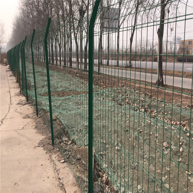 C型柱焊接网隔离栅 公路焊接网隔离栅价格 C型立柱防护围栏厂家图片