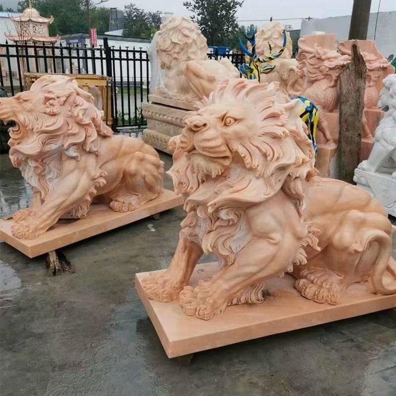 晚霞红石雕爬狮 汉白玉蹲狮价格 现代爬狮子 欧式狮子雕塑