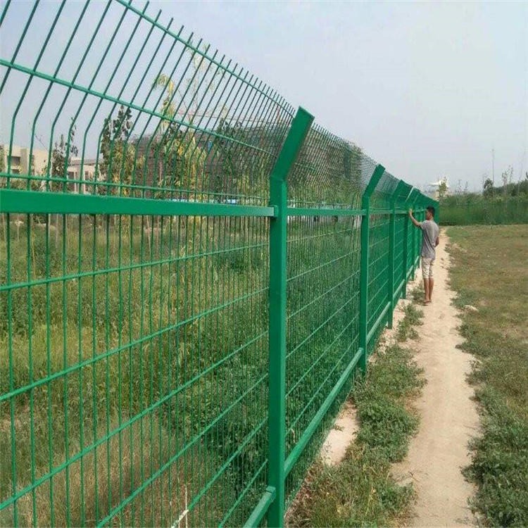 高速公路护栏网 绿色护栏网 道路护栏网现货供应商图片