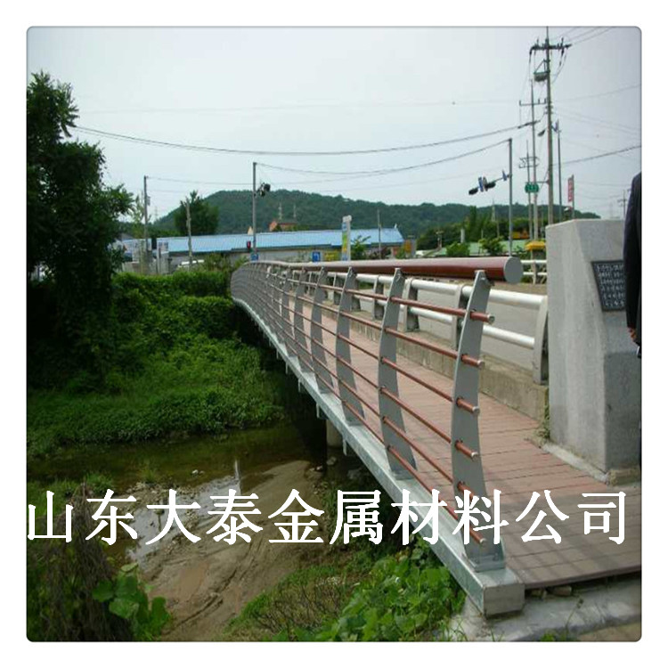 304不锈钢河道栏杆价格 桥梁防撞护栏 广西304复合管河道护栏