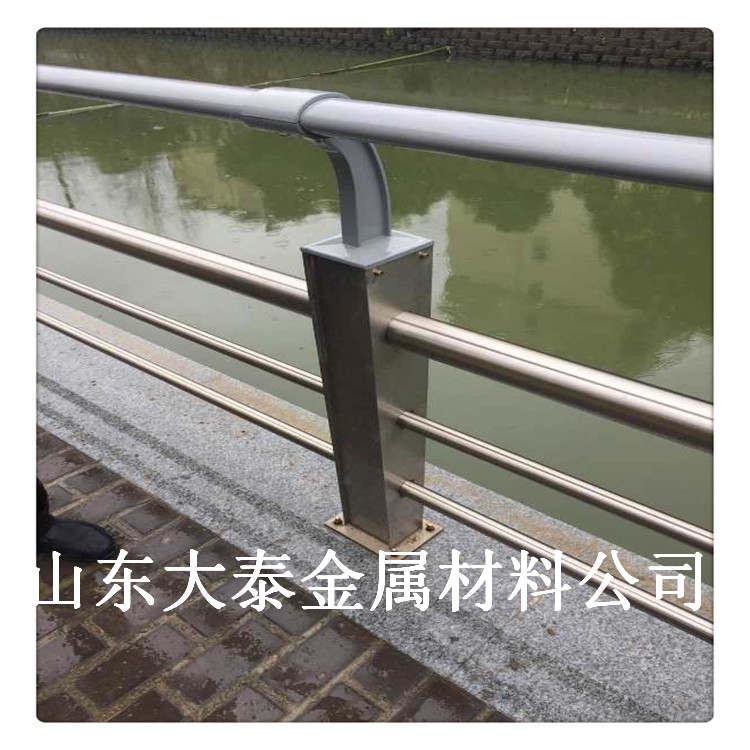 桥梁防撞护栏 北京304不锈钢景观栏杆 钢板防撞立柱