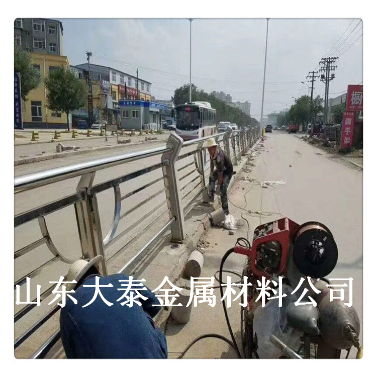 河道防撞栏杆价格 木纹转印景观河道栏杆 北京304复合管河道护栏