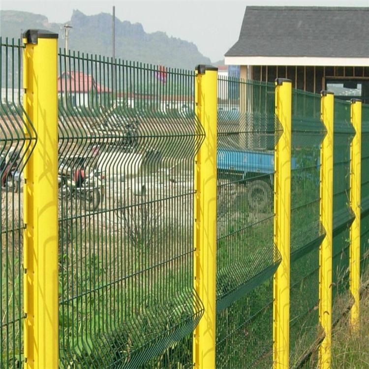 三道弯护栏网 三折弯防护围栏网 三折弯桃型护栏网厂家