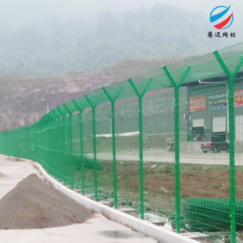 南昌飞机场隔离栅 尊迈机场隔离防护网 看守所钢网墙 三角折弯护栏厂家
