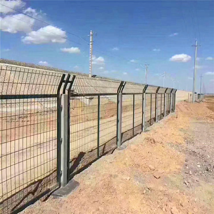护栏网  铁路护栏网  8001铁路隔离栅  8002铁路防护网厂家图片