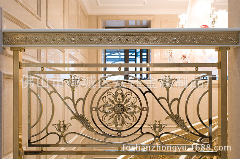 众钰 酒店别墅铝艺护栏 铝板雕刻护栏镀金色更精致楼梯上的风景线示例图9
