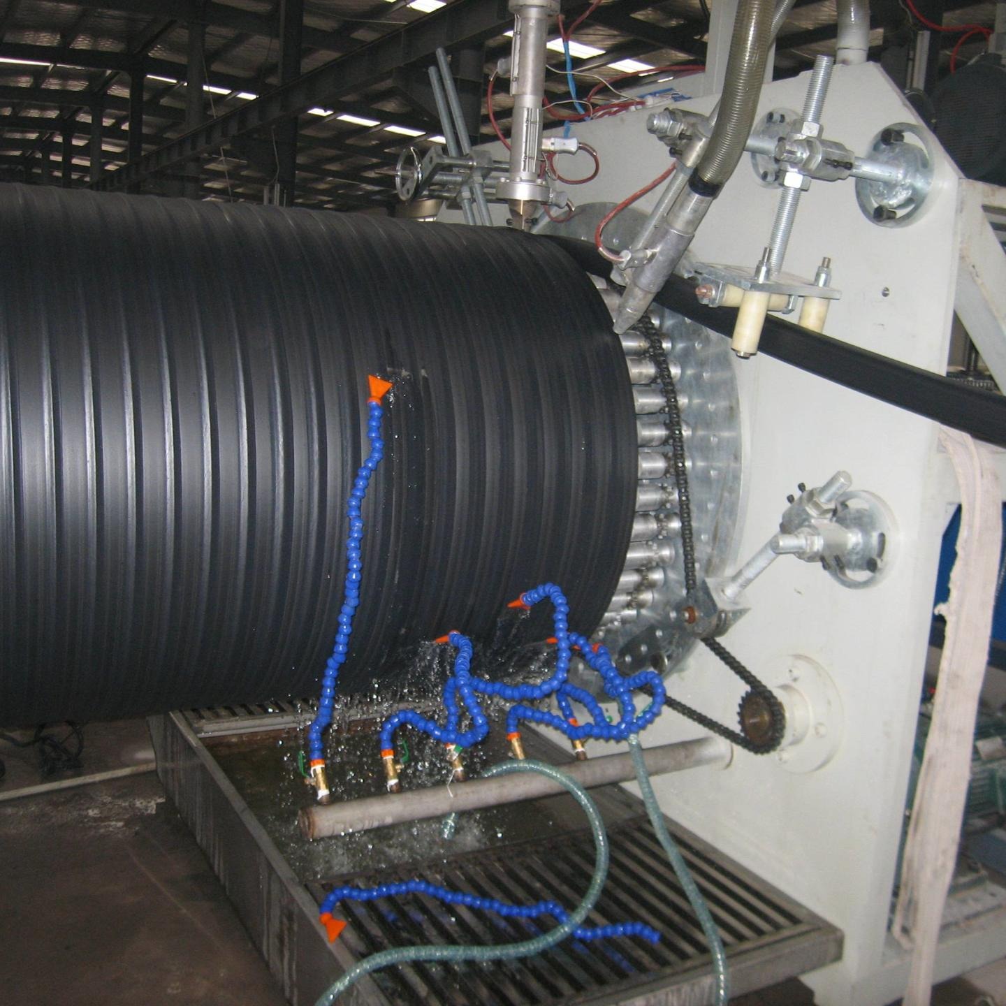 供应HDPE大口径中空壁缠绕管设备PE大口径中空壁缠绕管生产线厂家图片