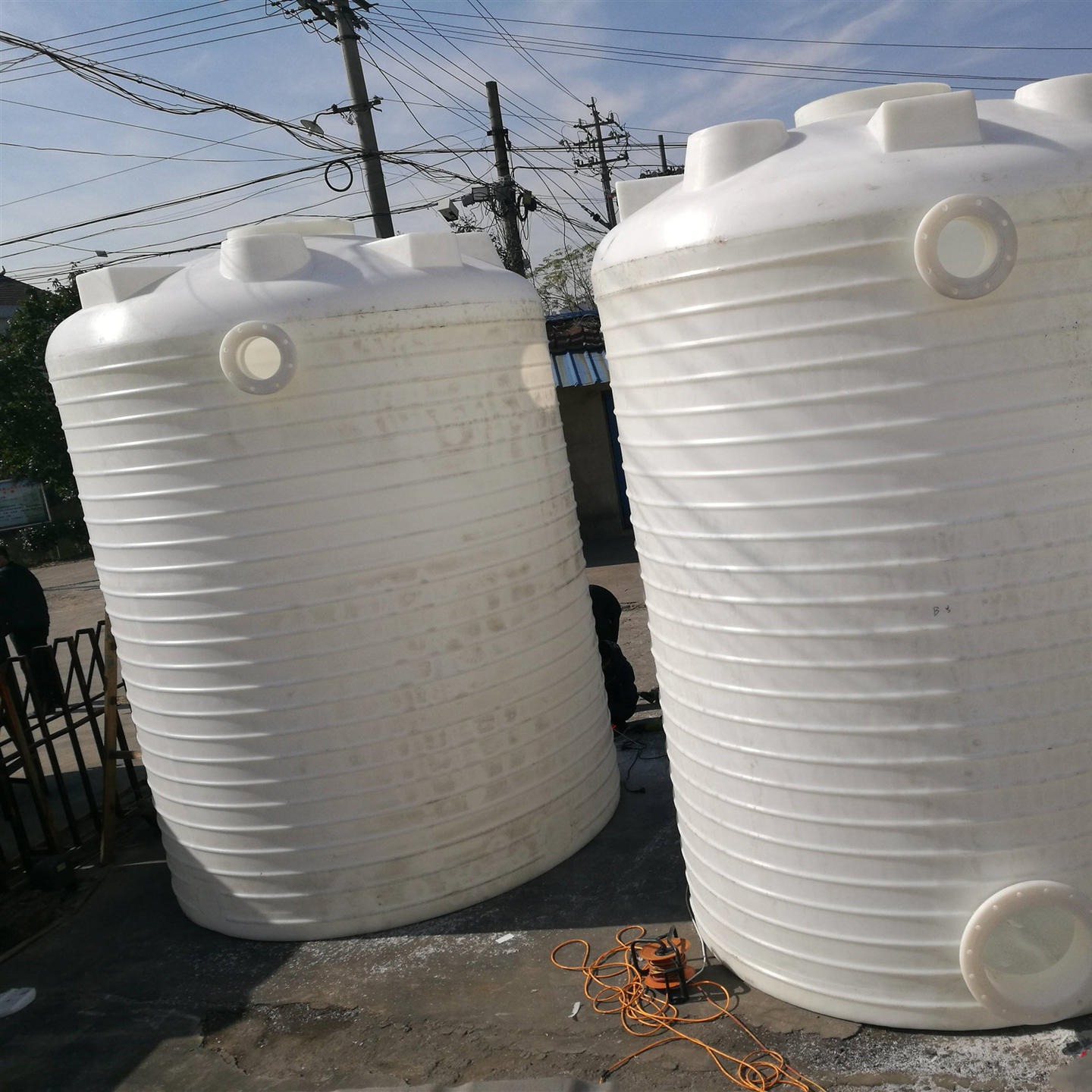 临汾25吨塑料水箱 化工助剂贮存罐 园林灌溉水箱 碱液储罐厂家直销图片