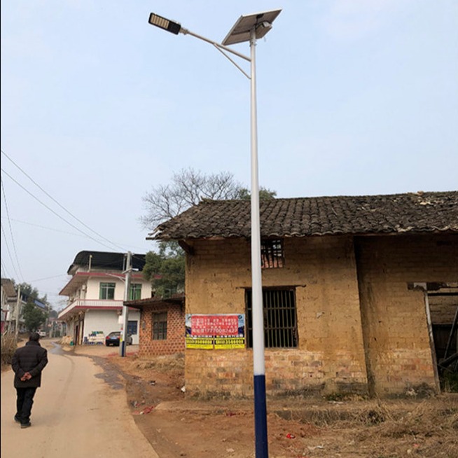 新农村50w的一套太阳能路灯价钱，农村太阳能路灯功率，太阳能路灯多钱