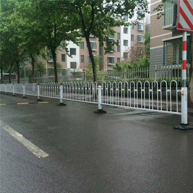 德兰供应 城市道路中间隔离带 市政道路防护栏 喷塑京式市政道路护栏