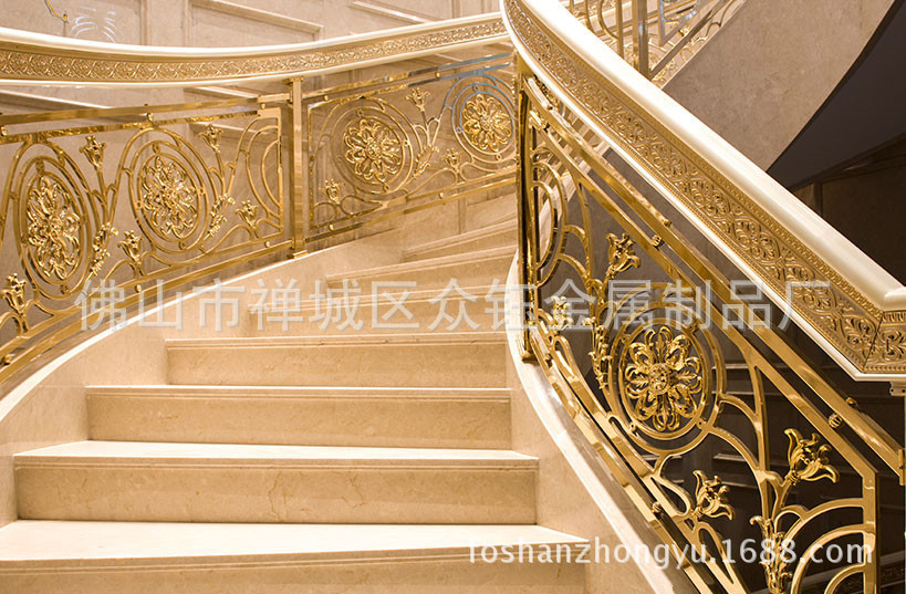 众钰 酒店别墅铝艺护栏 铝板雕刻护栏镀金色更精致楼梯上的风景线示例图10