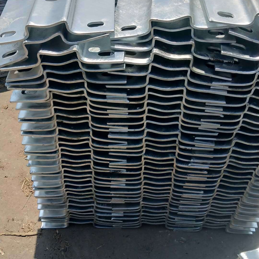 湖北   润程 交通设施配件 护栏板 托架 镀锌 喷塑托架  护拦板配件