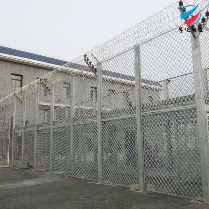 天津监狱围栏网 尊迈Y型柱机场护栏网 监狱围墙铁丝网 三角折弯护栏厂家