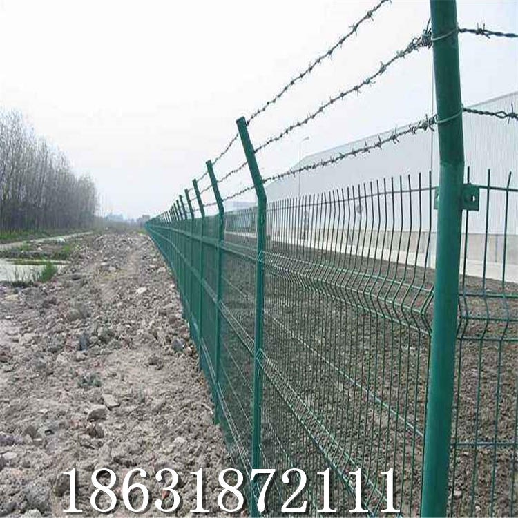 龙润厂家直销公路双边丝护栏网 养鸡护栏网 圈地护栏网 湖边安全网图片