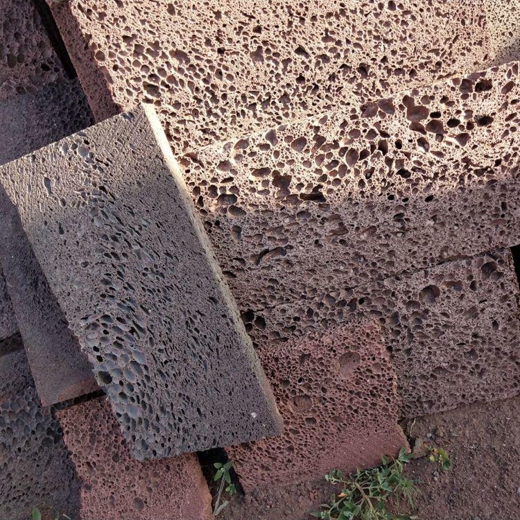 天然火山石板 火山岩不规则板蘑菇板 内外墙火山石板材加工制 作 本格厂家供应