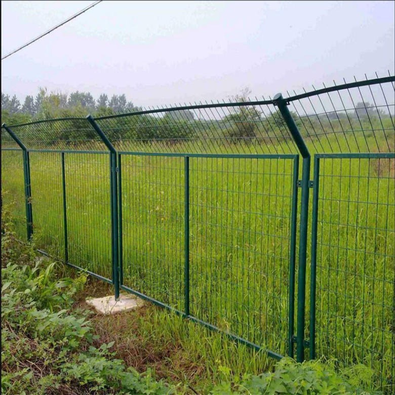 德兰现货浸塑钢丝网围栏 公路框架护栏网 厂家直销绿色钢丝1.8米高公路围栏网