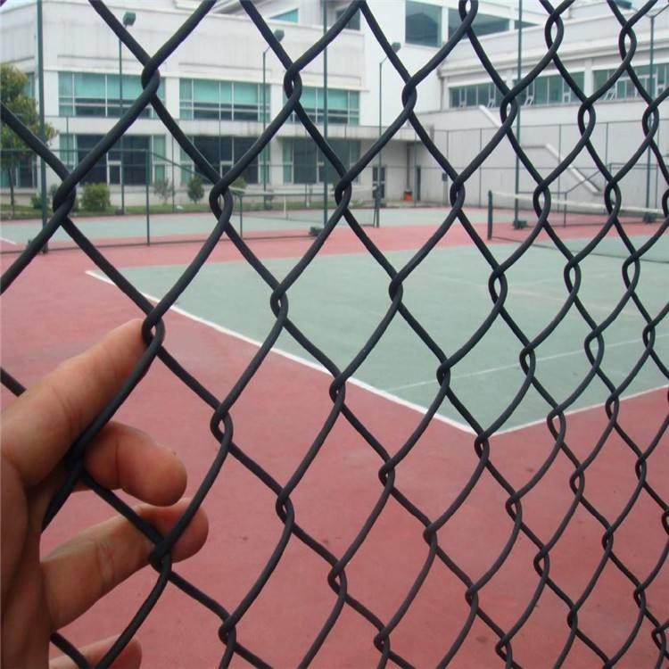 青岛网球场围网一平米价格   迅鹰包塑镀锌丝篮球场围网   沿海地区排球场围网