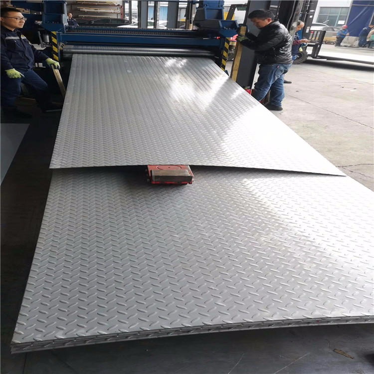 厂家供应不锈钢花纹板 201防滑板 压花板 白钢防滑板 天津花纹板图片