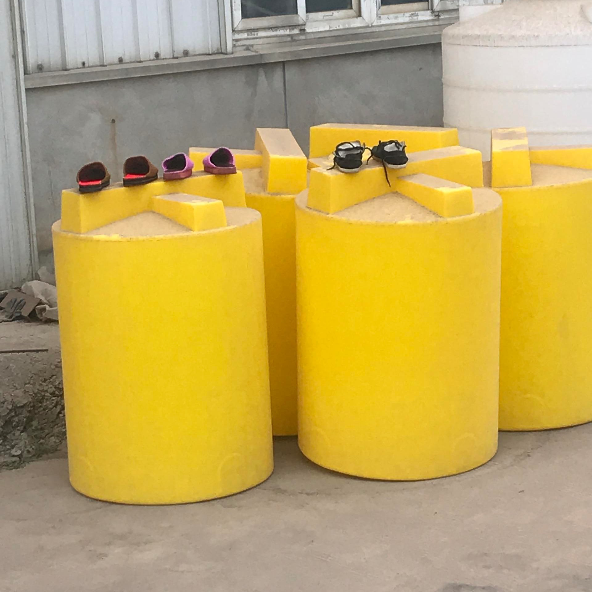 驻马店1吨加药配料桶价格 1000升水体化设备配套带搅拌器计量泵
