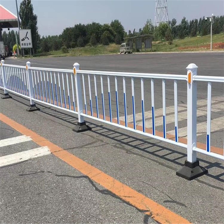 德兰批发 市政道路护栏 喷塑蓝白色市政道路防护栏 交通车辆防撞栏