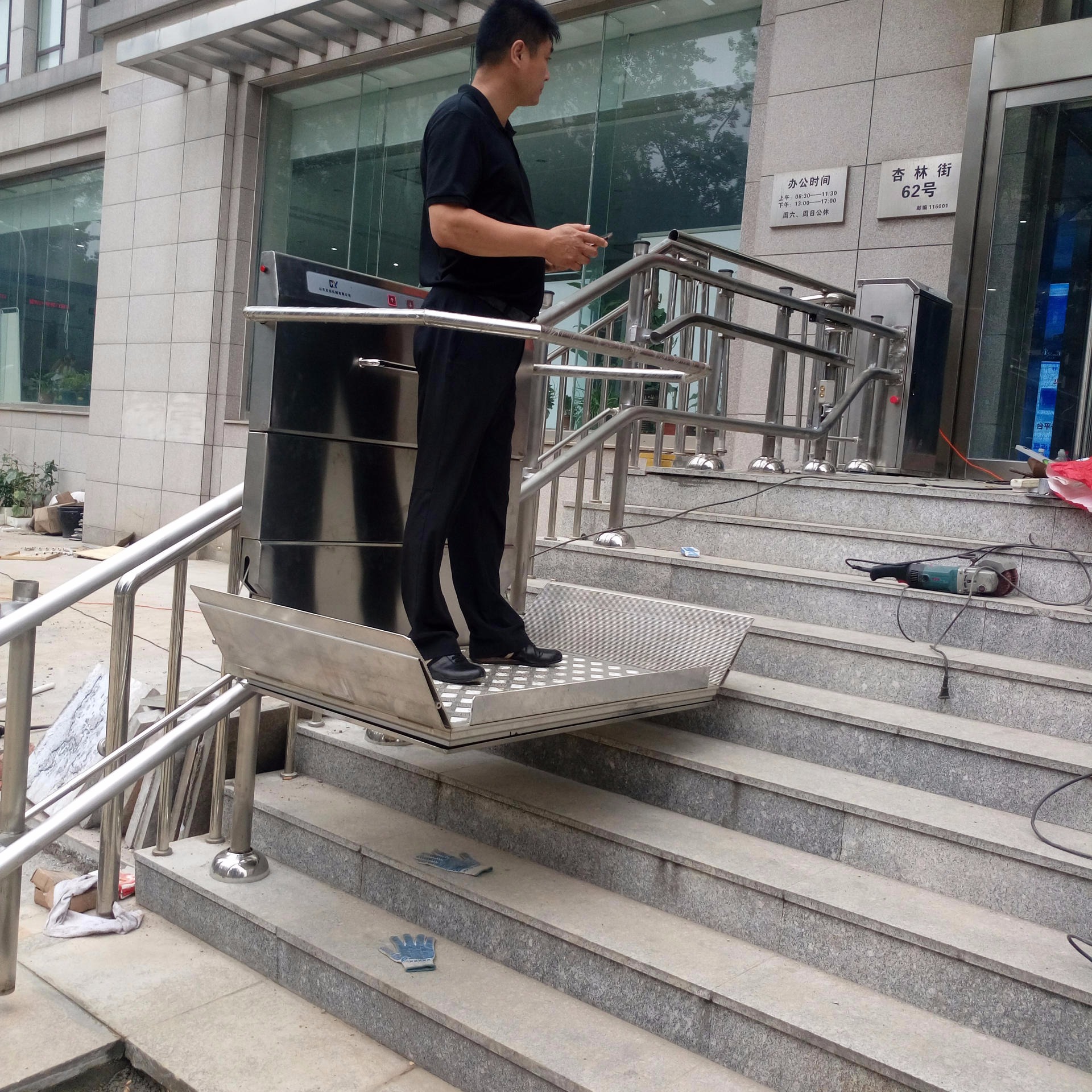 武夷山市厂家直销楼道电梯 轮椅爬楼升降台 残疾人自动爬楼机 北京市斜挂电梯供应