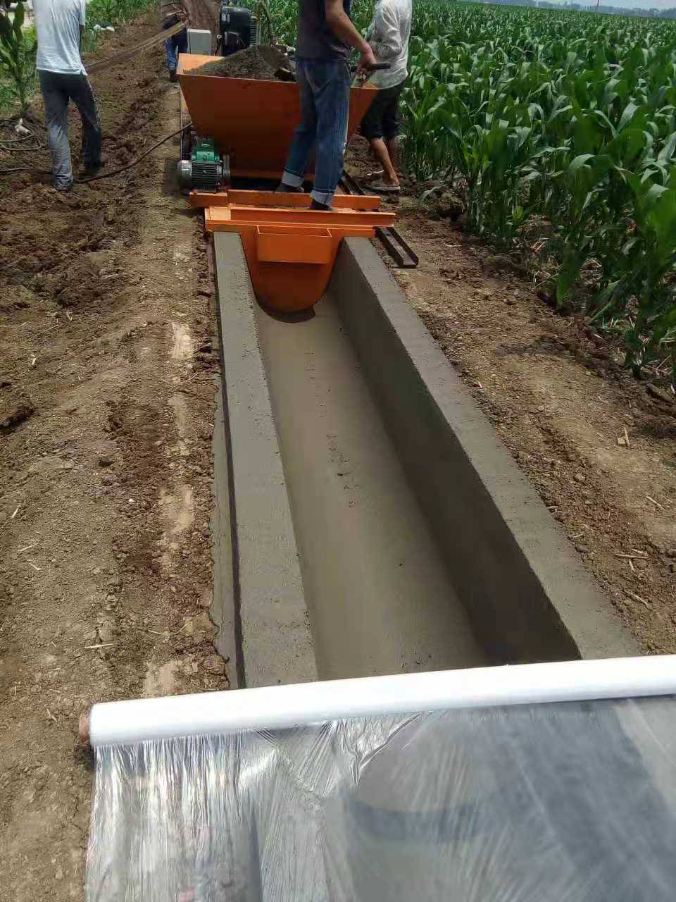 现浇式水渠成型机渠道衬砌机农田水渠改造设备水利灌溉渠道衬砌机