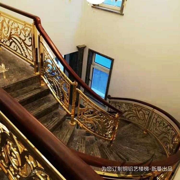 新曼 济南旋转酒店楼梯护栏案例 诠释生活的美学