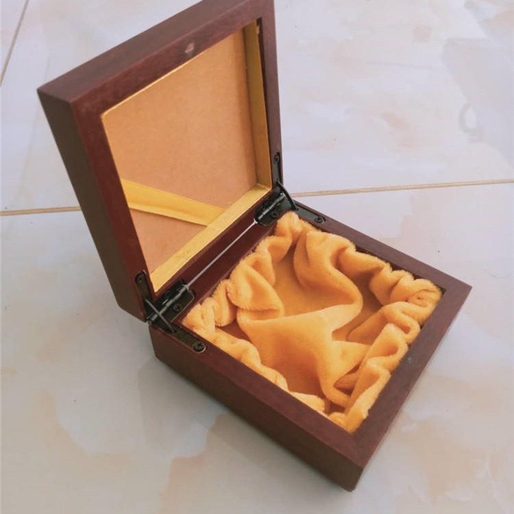 木质礼品木盒 密度板礼品木盒 实木礼品木盒 盒面镂空雕刻图片