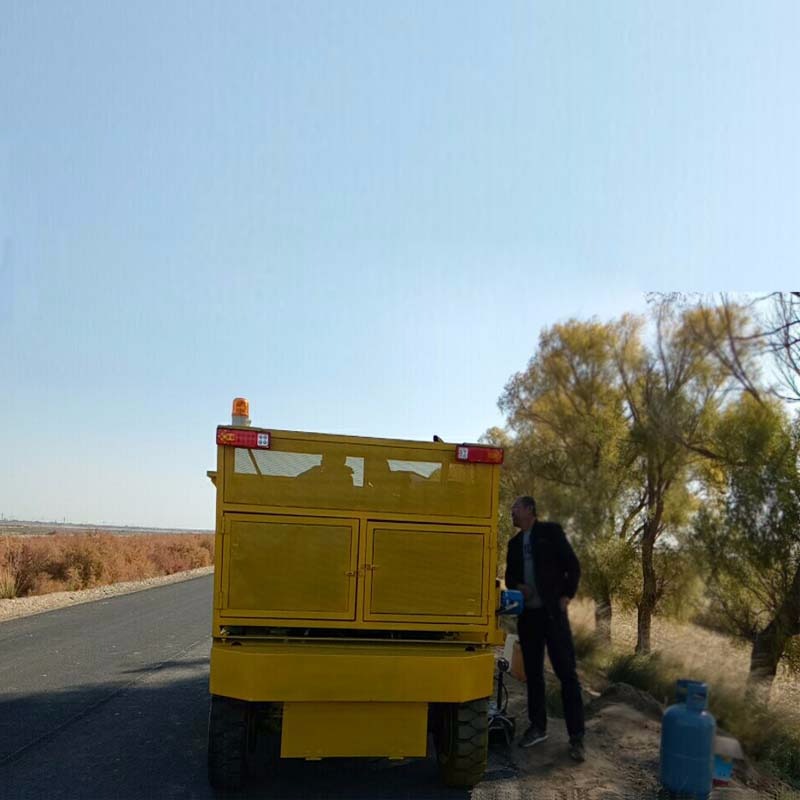 济宁达沃厂家直销 座驾式拦水带成型机  公路滑膜成型机