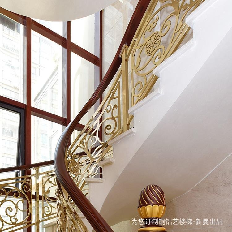 新密别墅铜艺黄金色铸铜雕刻楼梯栏杆市场价位图片