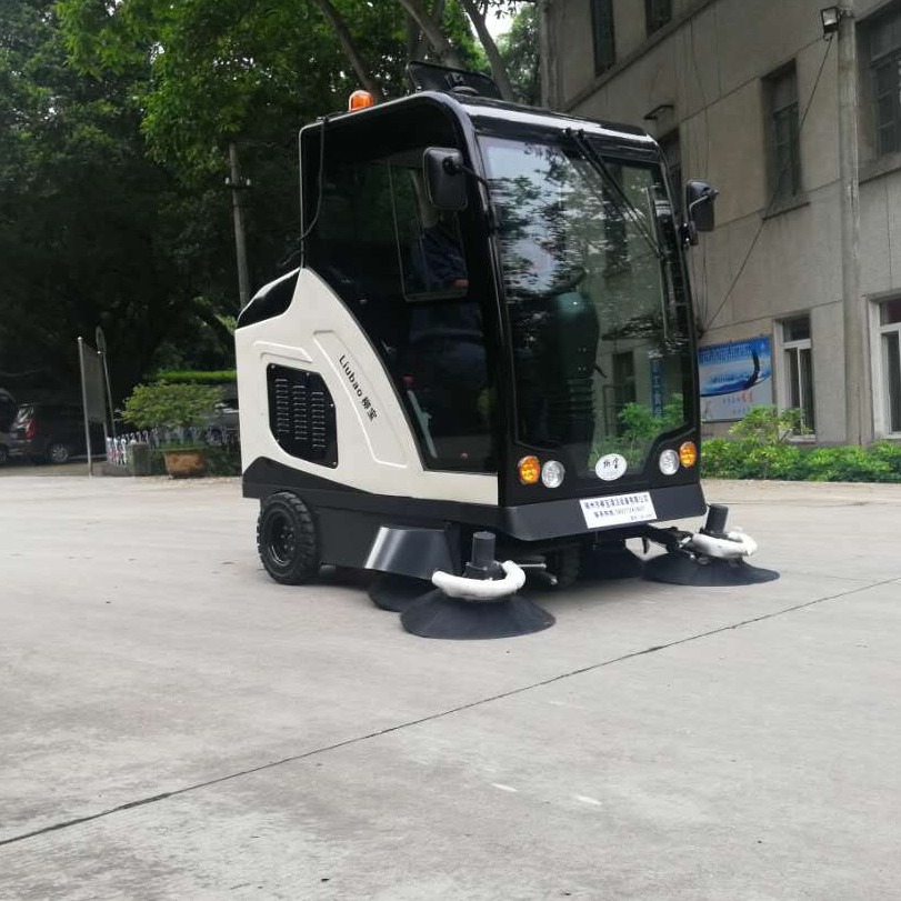贺州驾驶式电动扫地车 柳宝LB-2000道路清扫车 广西学校公园扫路车