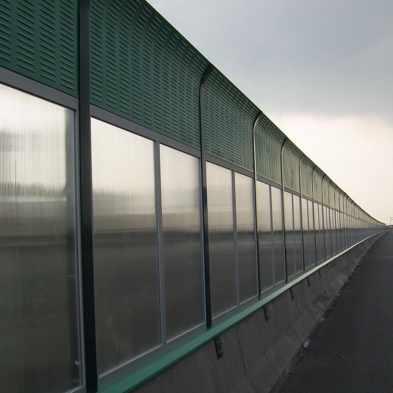 铝板/镀锌板直立型、玻璃钢、高铁、铁路、城际铁路、城市轻轨周边声屏障、隔音墙、吸声屏障、消声百叶窗加工厂家 茂群丝网