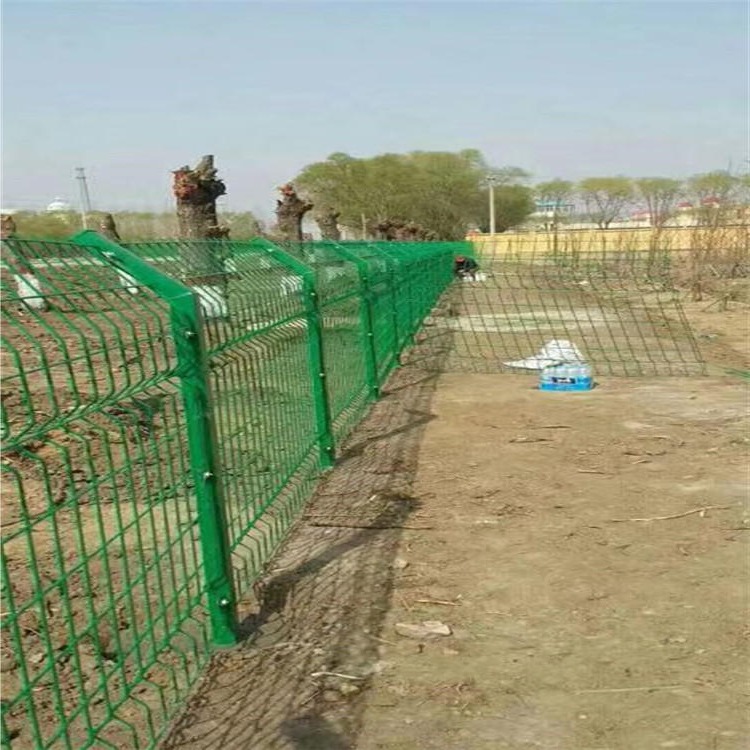 钢丝围栏 德兰低碳耐腐蚀性圈山圈地钢丝护栏网 镀锌黑管防锈图片